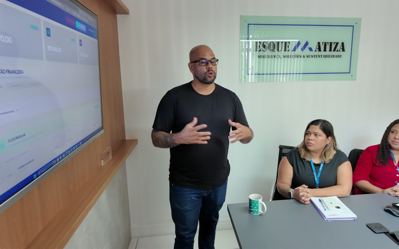 Apresentação de painel de gestão de riscos na sede da Esquematiza.