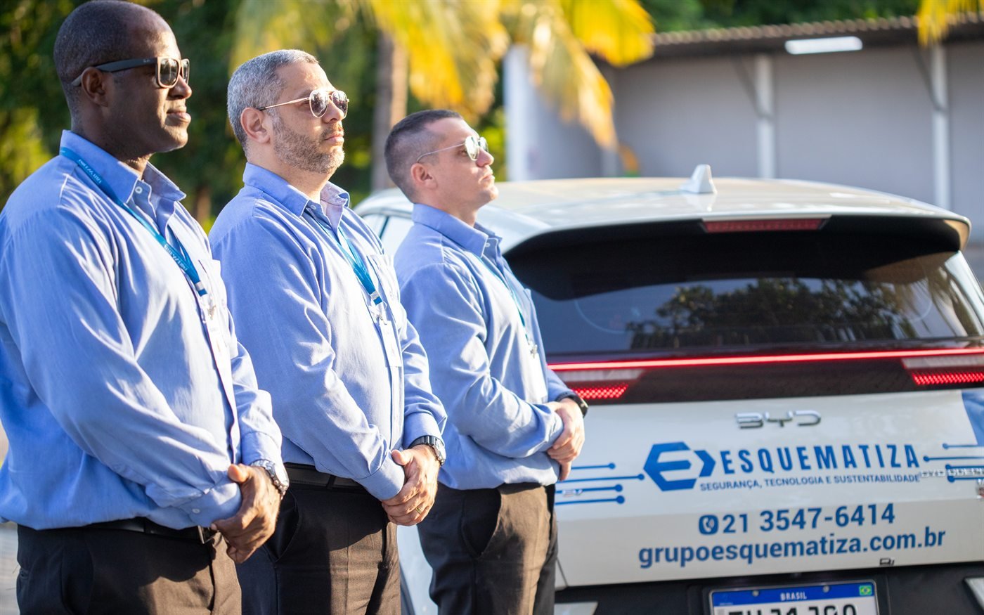 Equipe de supervisores da Esquematiza posicionada ao lado das viaturas.