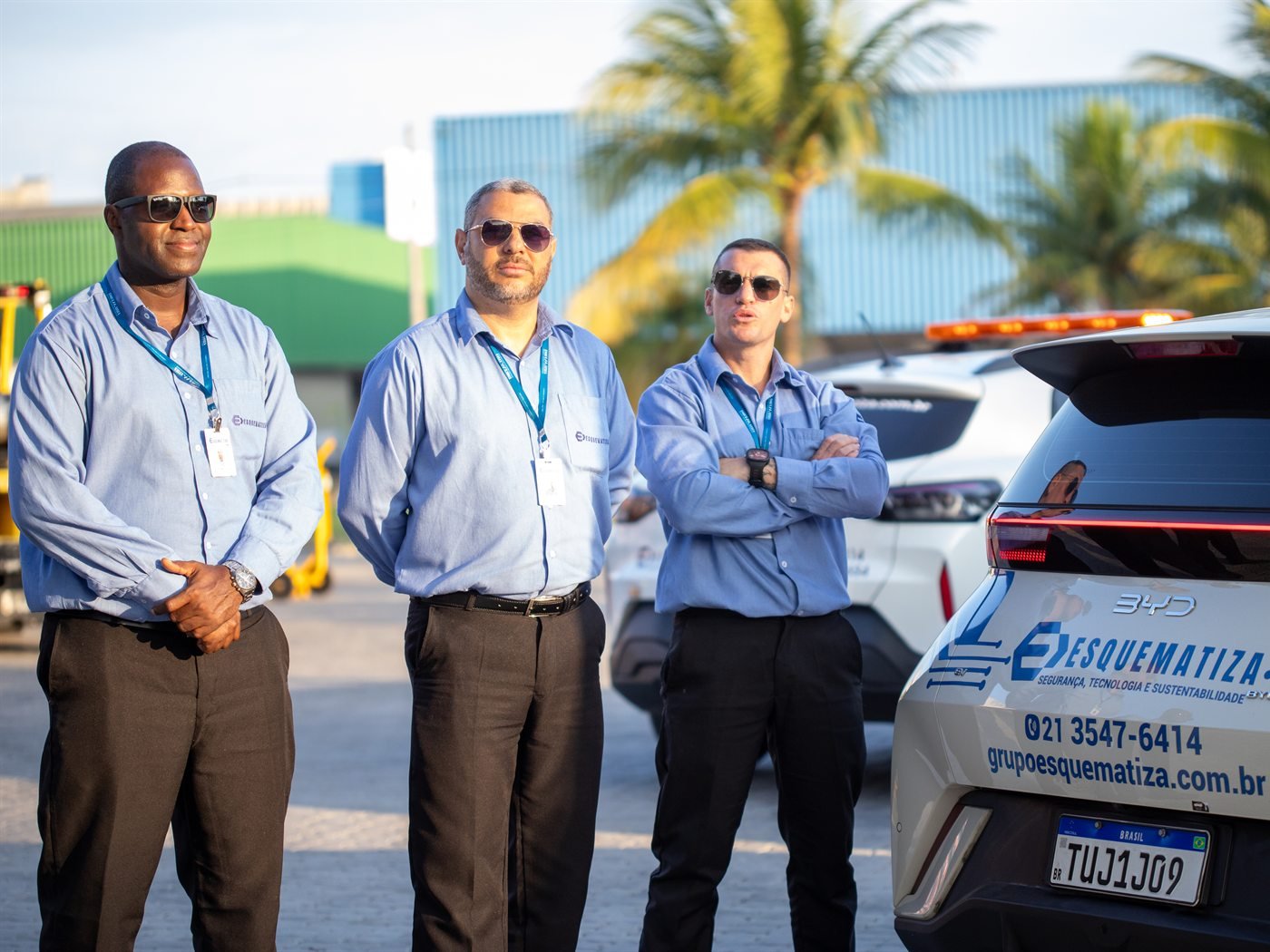 Supervisores da Esquematiza reunidos ao lado das viaturas antes da operação.